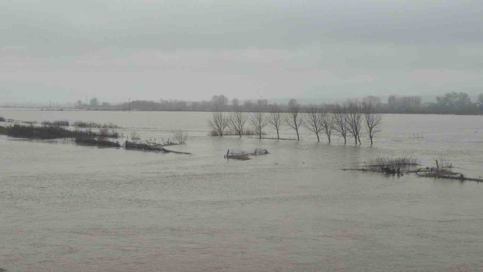 Meri&ccedil; Nehri&rsquo;nden taşan sular yaşam alanlarına kadar ulaştı
