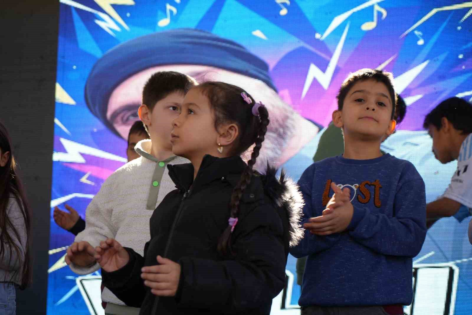 Ramazan Sokağı&rsquo;nda renkli g&ouml;r&uuml;nt&uuml;ler: Sahneye &ccedil;ıkan &ccedil;ocuklar ilahiler seslendirdi
