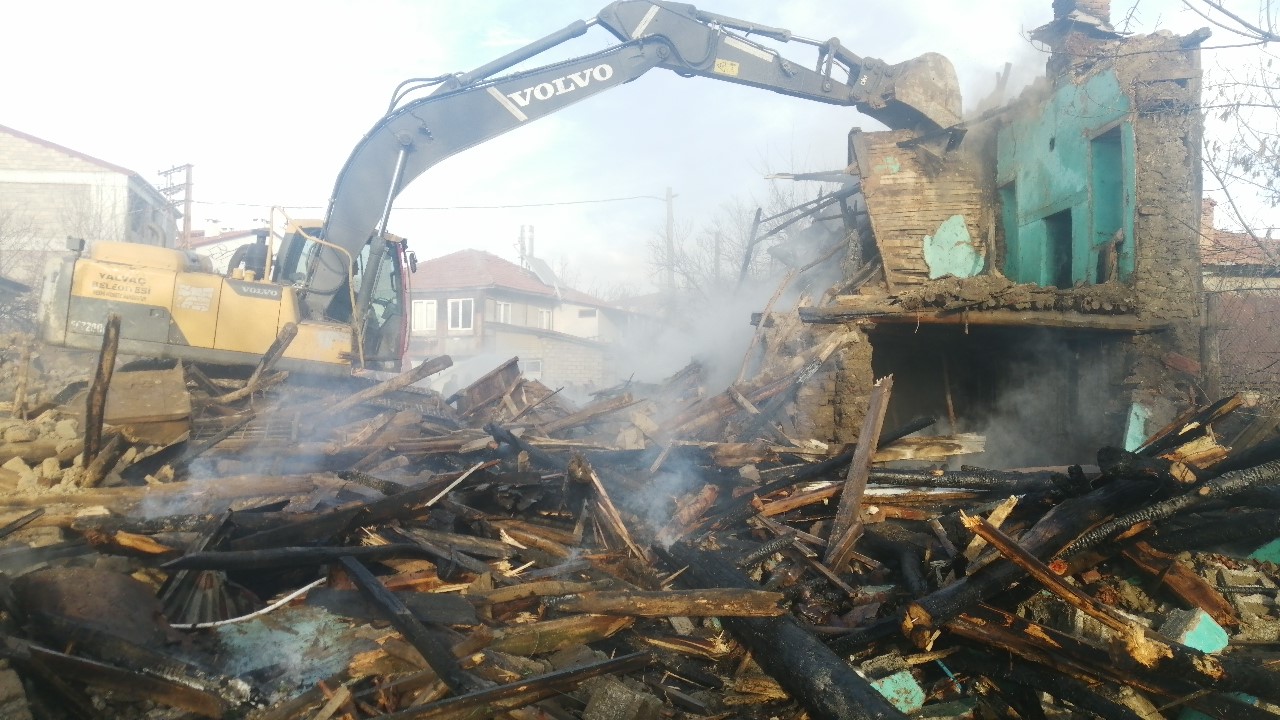 Isparta’da kerpiç ev yangında kullanılamaz hale geldi