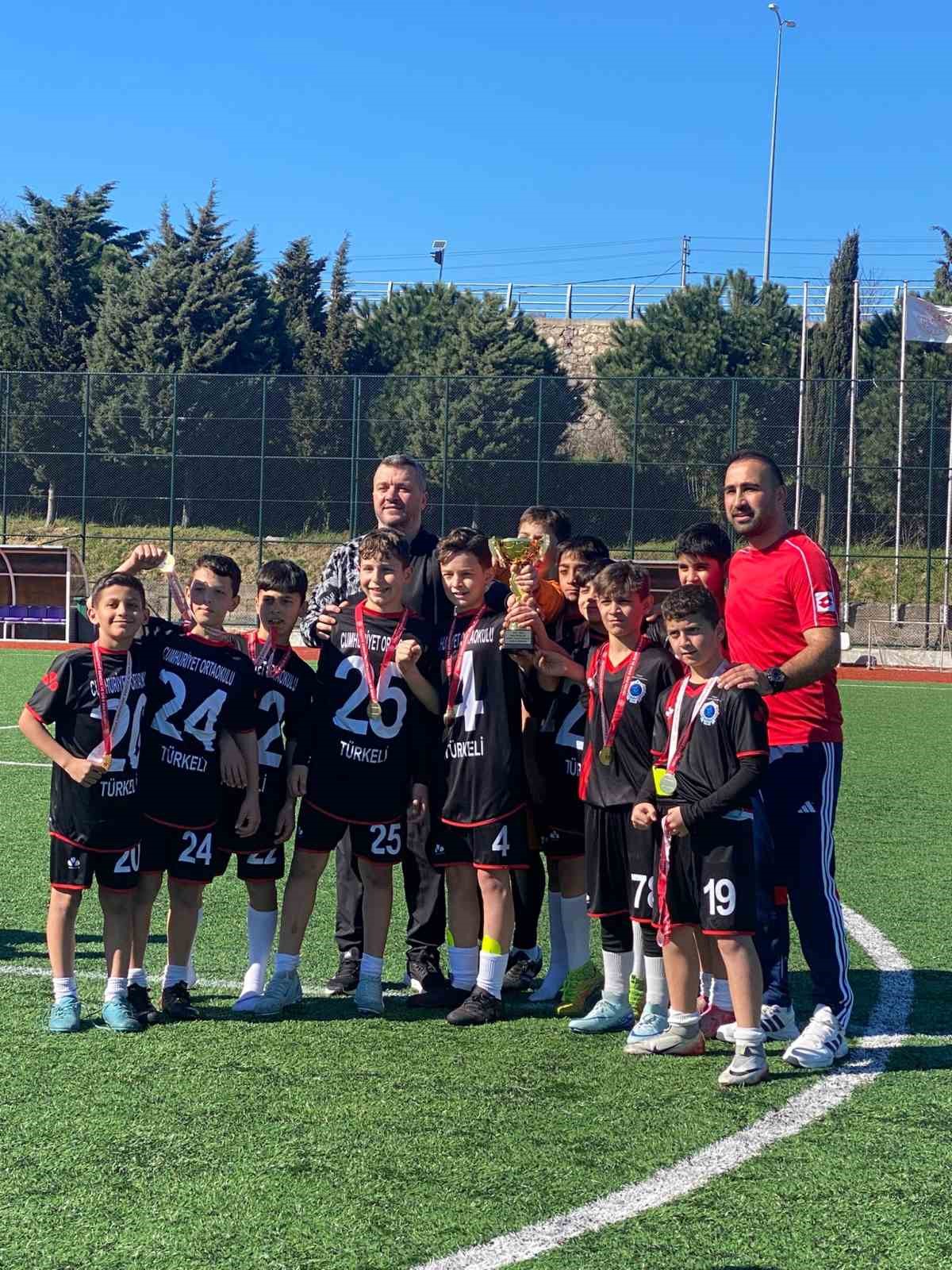 T&uuml;rkeli Cumhuriyet Ortaokulu, il şampiyonu oldu
