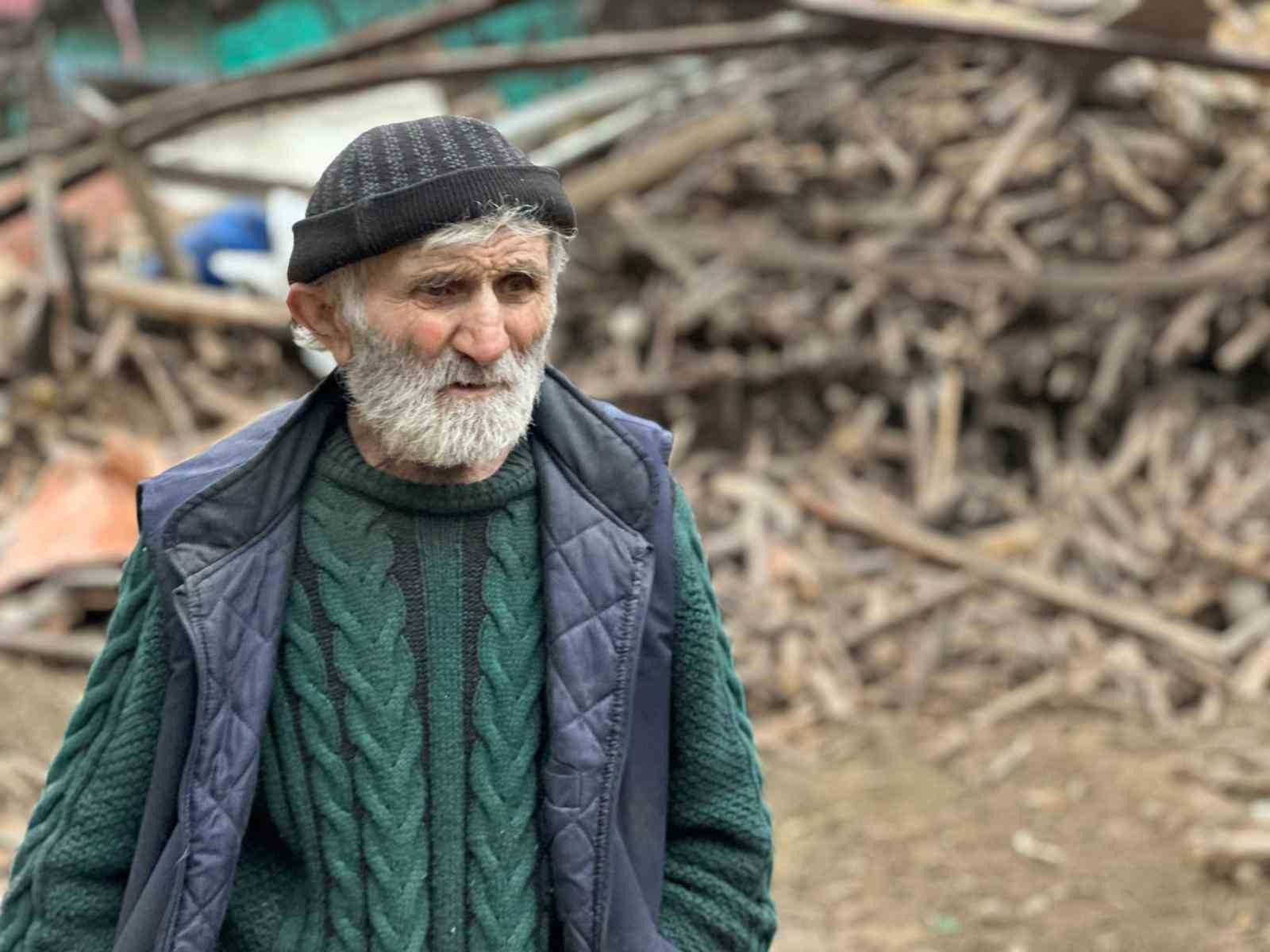 Evinden 20 kamyon &ccedil;&ouml;p &ccedil;ıkarılan yaşlı adam son yolculuğuna uğurlandı
