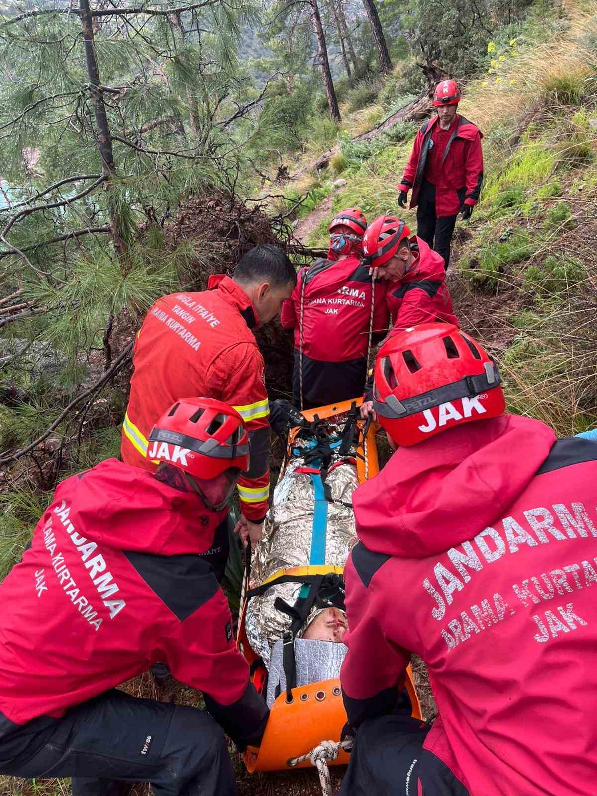 Kabak Koyu’nda kayalıklardan düşen genç kurtarıldı