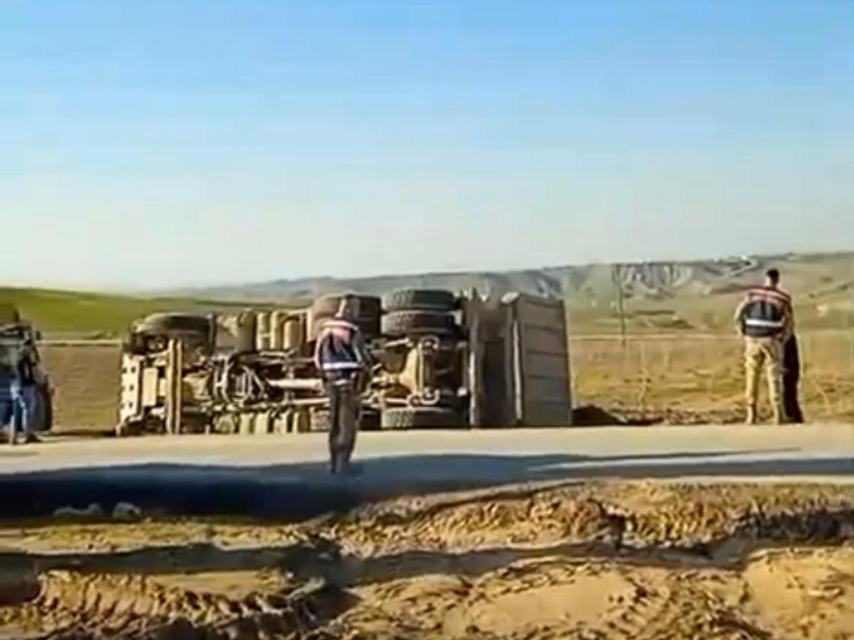 Kurtalan’da hafriyat kamyonu devrildi: 1 yaralı