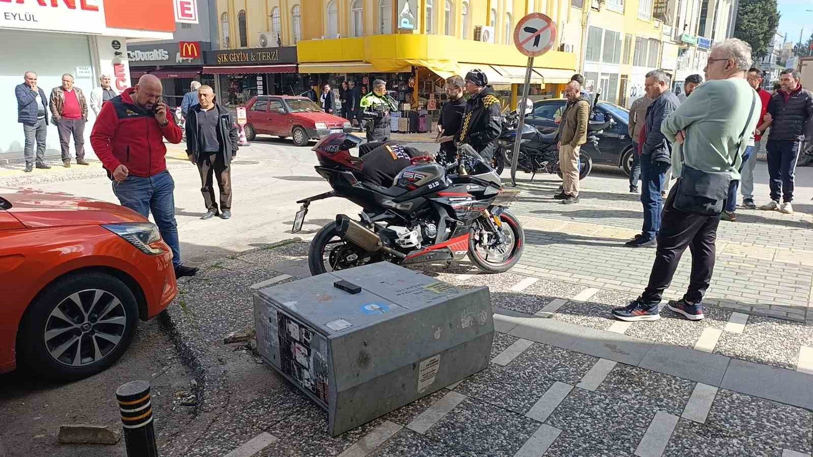 Otomobil ile &ccedil;arpışan motosikletli metrelerce savruldu
