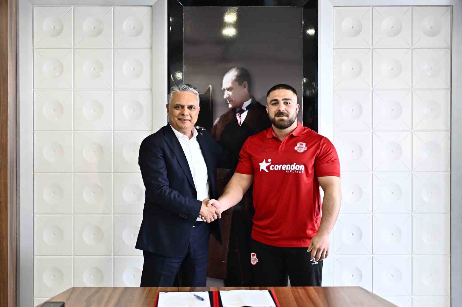 Muratpaşa Belediyesi, Başpehlivan Osman Kan ile s&ouml;zleşme imzaladı
