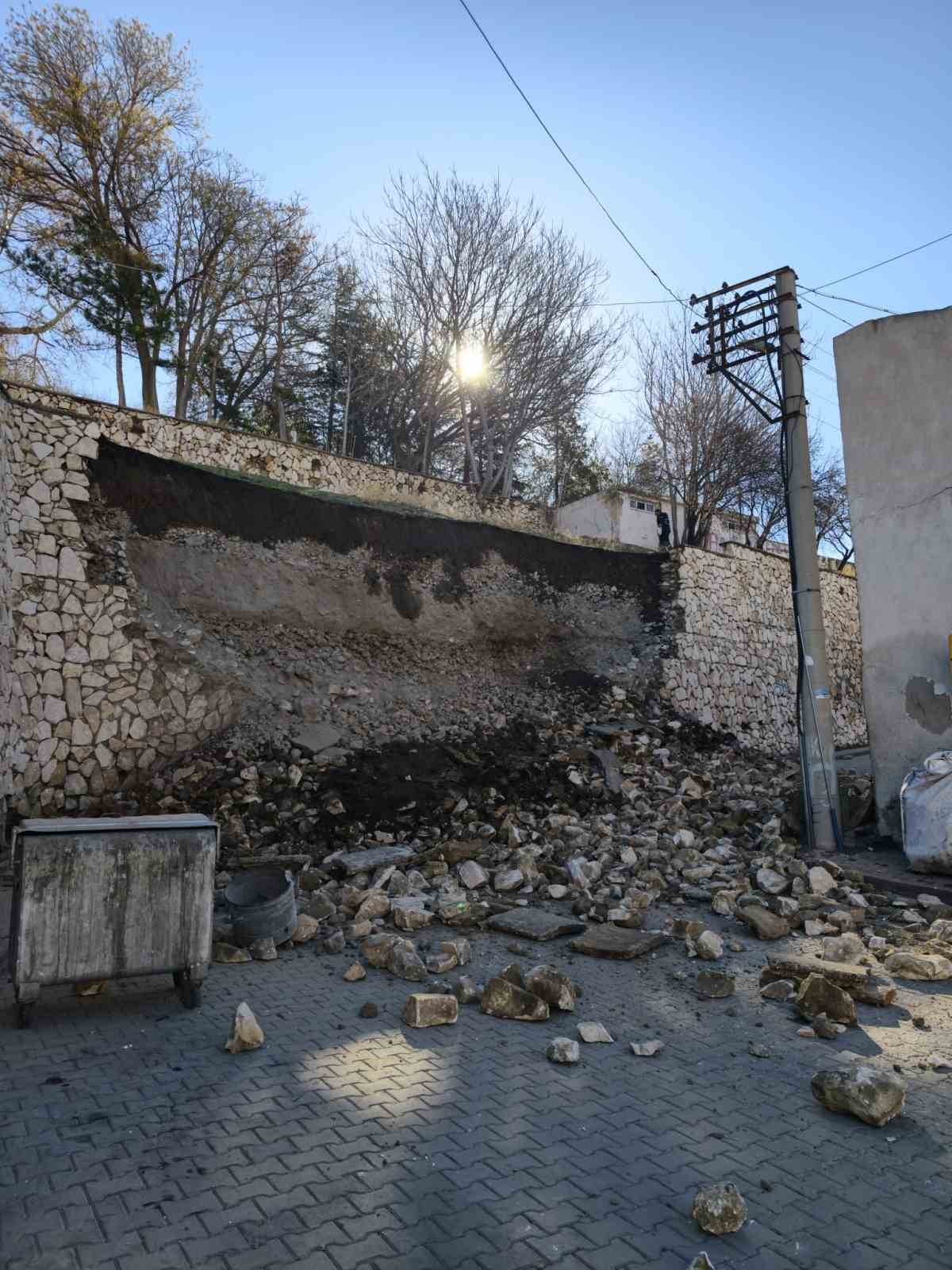 Niğde Kalesi&rsquo;nde istinat duvarı &ccedil;&ouml;kt&uuml;
