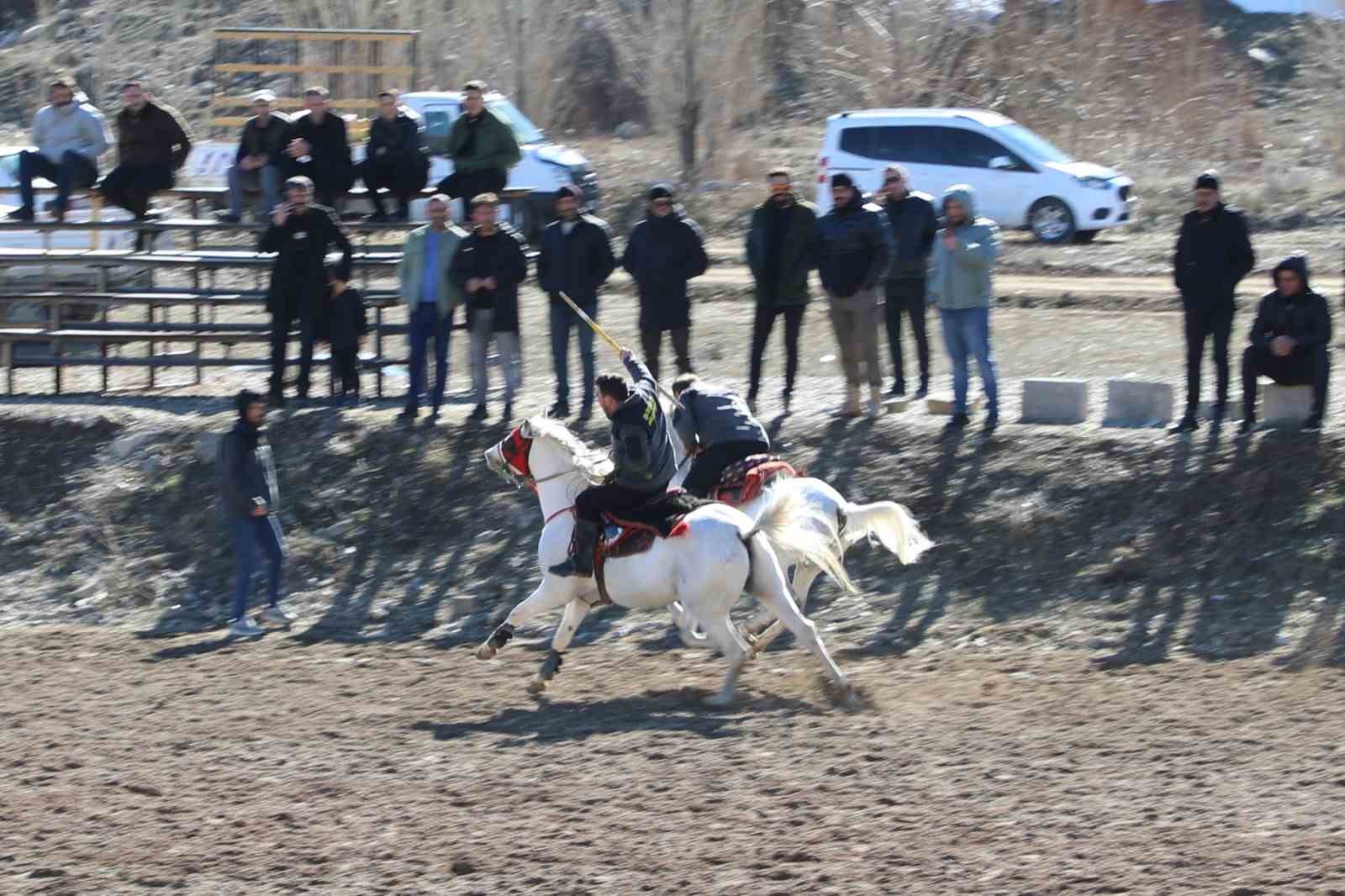Bayburt&rsquo;un kurtuluşunun 108&rsquo;inci yılında cirit g&ouml;sterisi d&uuml;zenlendi
