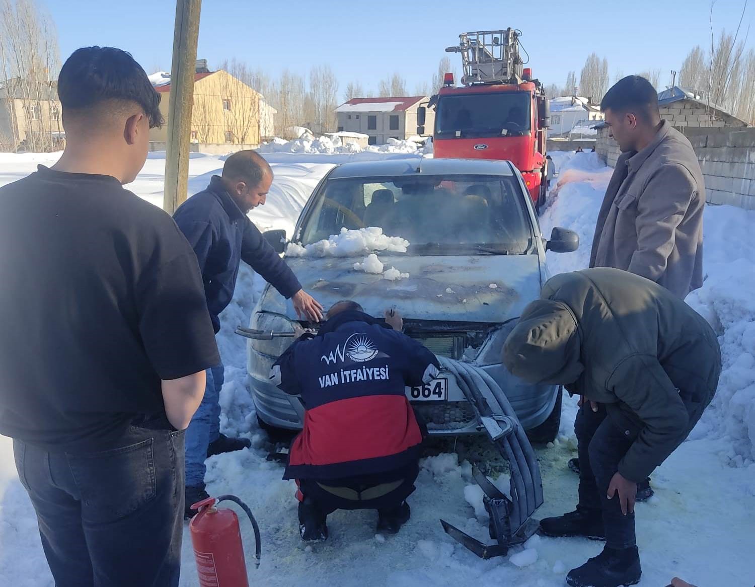 Van&rsquo;da seyir halindeki otomobil yandı

