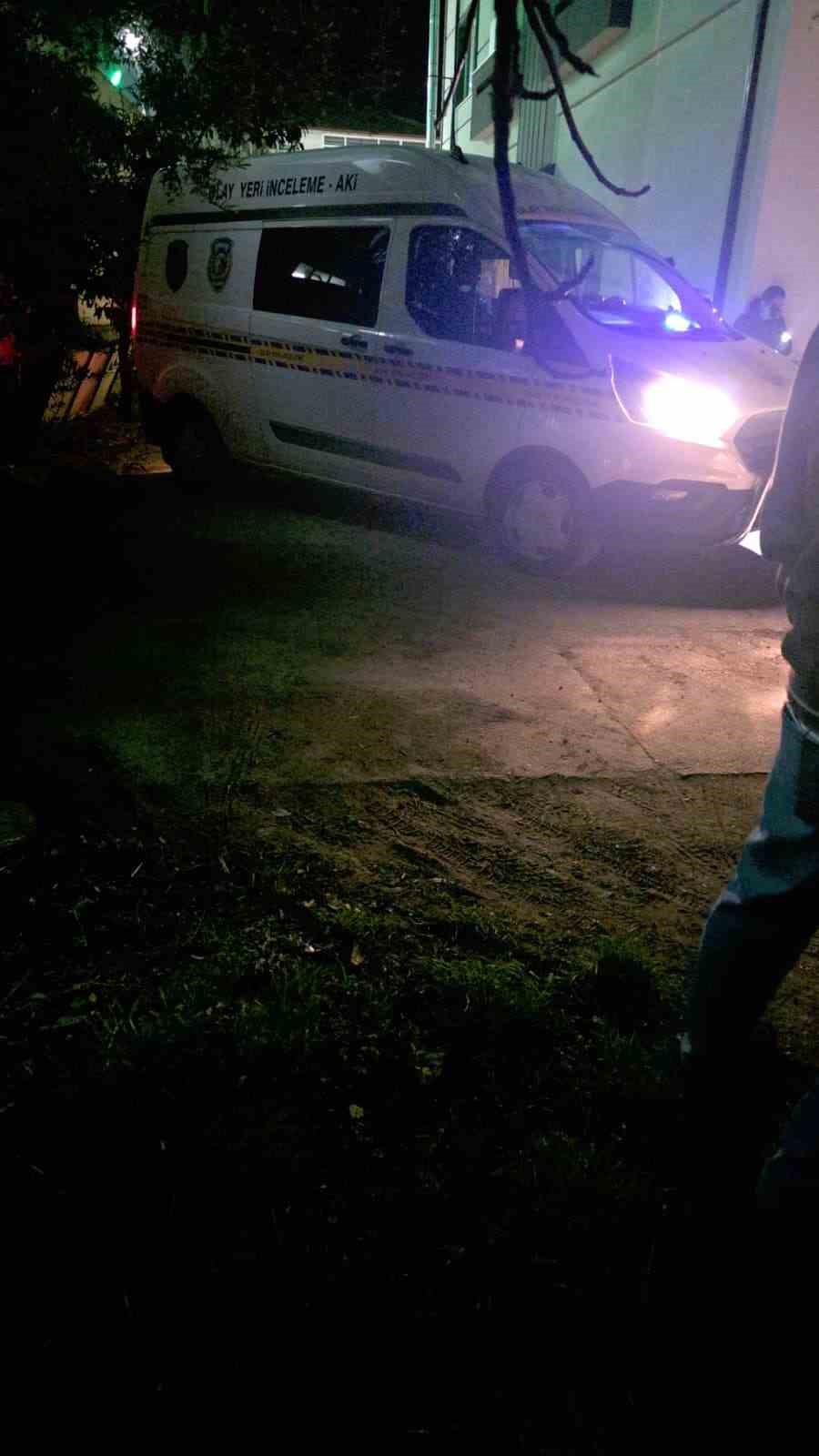 Evinden kamyonlar dolusu &ccedil;&ouml;p &ccedil;ıkarılan 76 yaşındaki adam, &ccedil;atıdan d&uuml;şerek hayatını kaybetti
