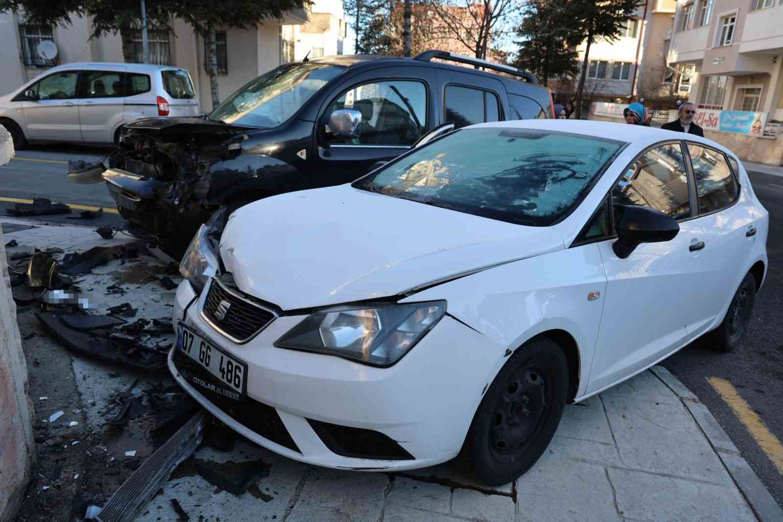 Buzlu camla trafiğe çıktı, kazaya neden oldu: 2 yaralı