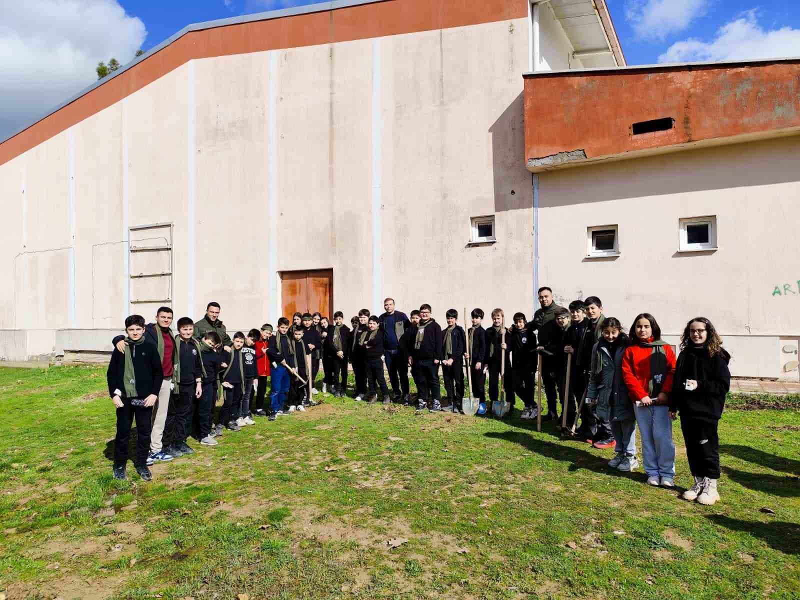 Gediz&rsquo;de &ouml;ğrencilerden doğaya anlamlı dokunuş
