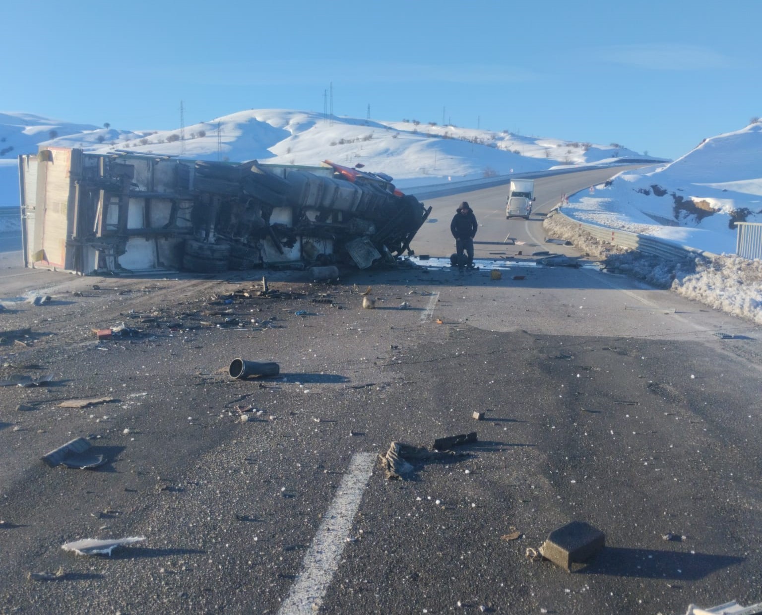 Bing&ouml;l&rsquo;de tır devrildi: 1 yaralı
