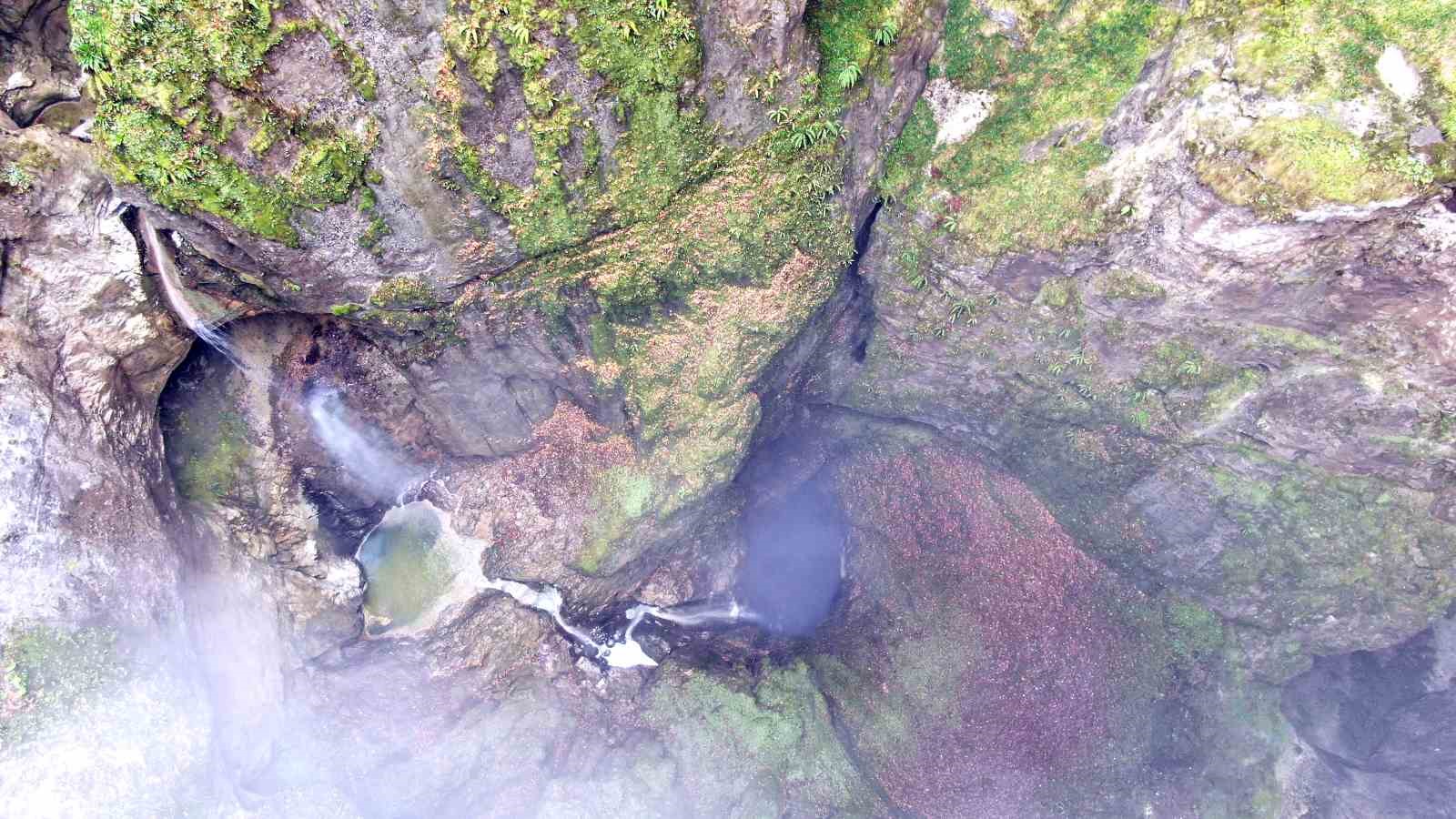 İçerisinde şelale akan Karadeniz’in en derin mağarası görenleri mest ediyor