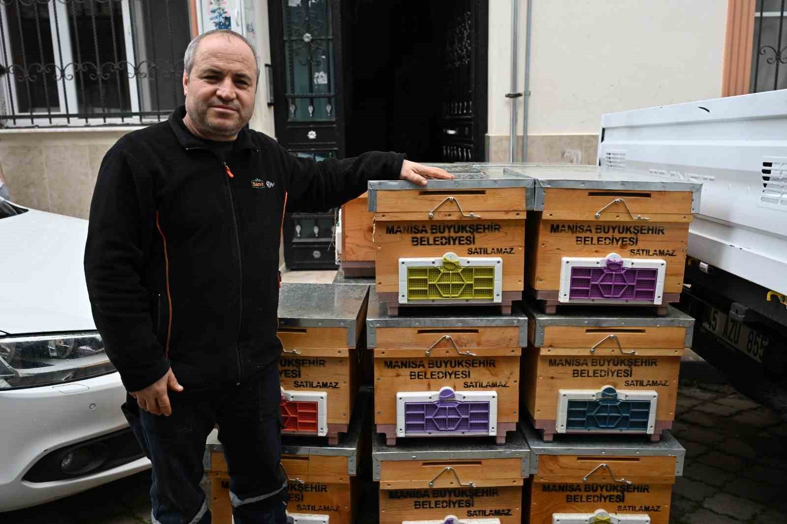 Manisa B&uuml;y&uuml;kşehir&rsquo;den sel mağduru arıcıya kovan desteği
