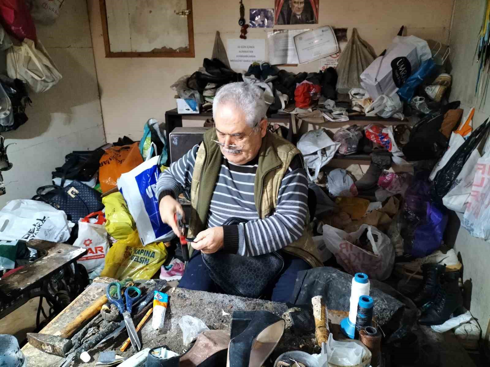 Köyceğiz’in son ayakkabı ustası, emekli oldu ama mesleğini bırakamadı