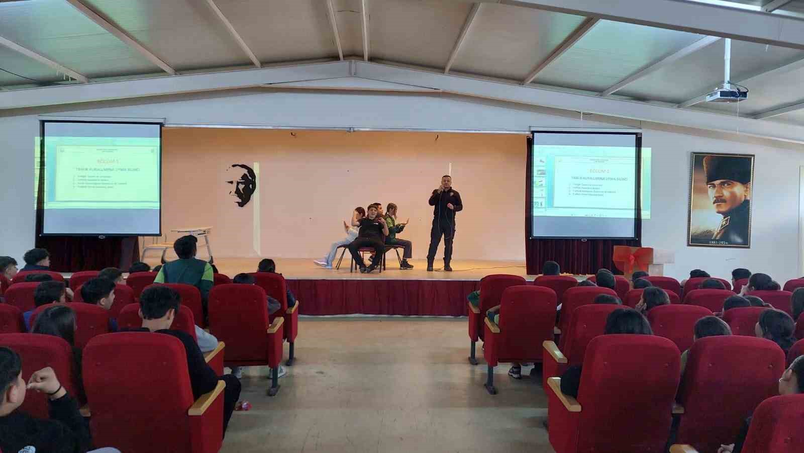 &Ouml;ğrenciler polislik mesleğini yakından tanıdı
