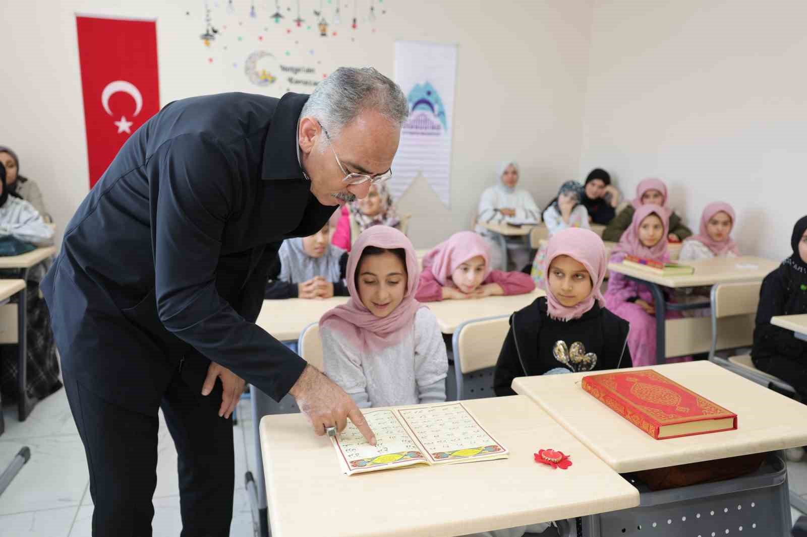 Eyy&uuml;biye&rsquo;de Kur&rsquo;an-ı Kerim okumaya başlayan &ccedil;ocuklar b&uuml;y&uuml;k sevin&ccedil; yaşadı
