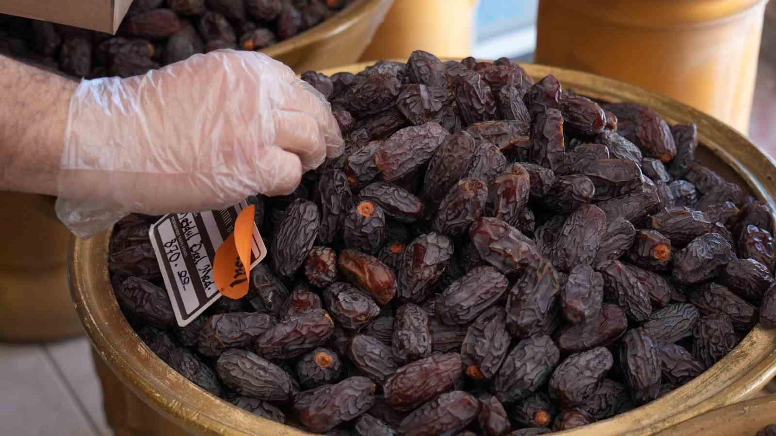 Hurmacı Ahmet &Ouml;zkan uyardı: "Kud&uuml;s hurması adı altında İsrail menşeli &uuml;r&uuml;nler satılmakta"
