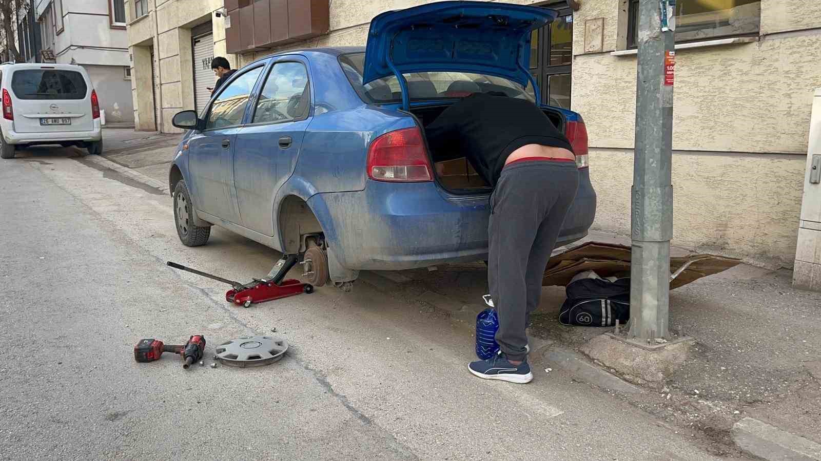 Eskişehir&rsquo;de park halindeki 2 aracın lastikleri bı&ccedil;akla patlatıldı
