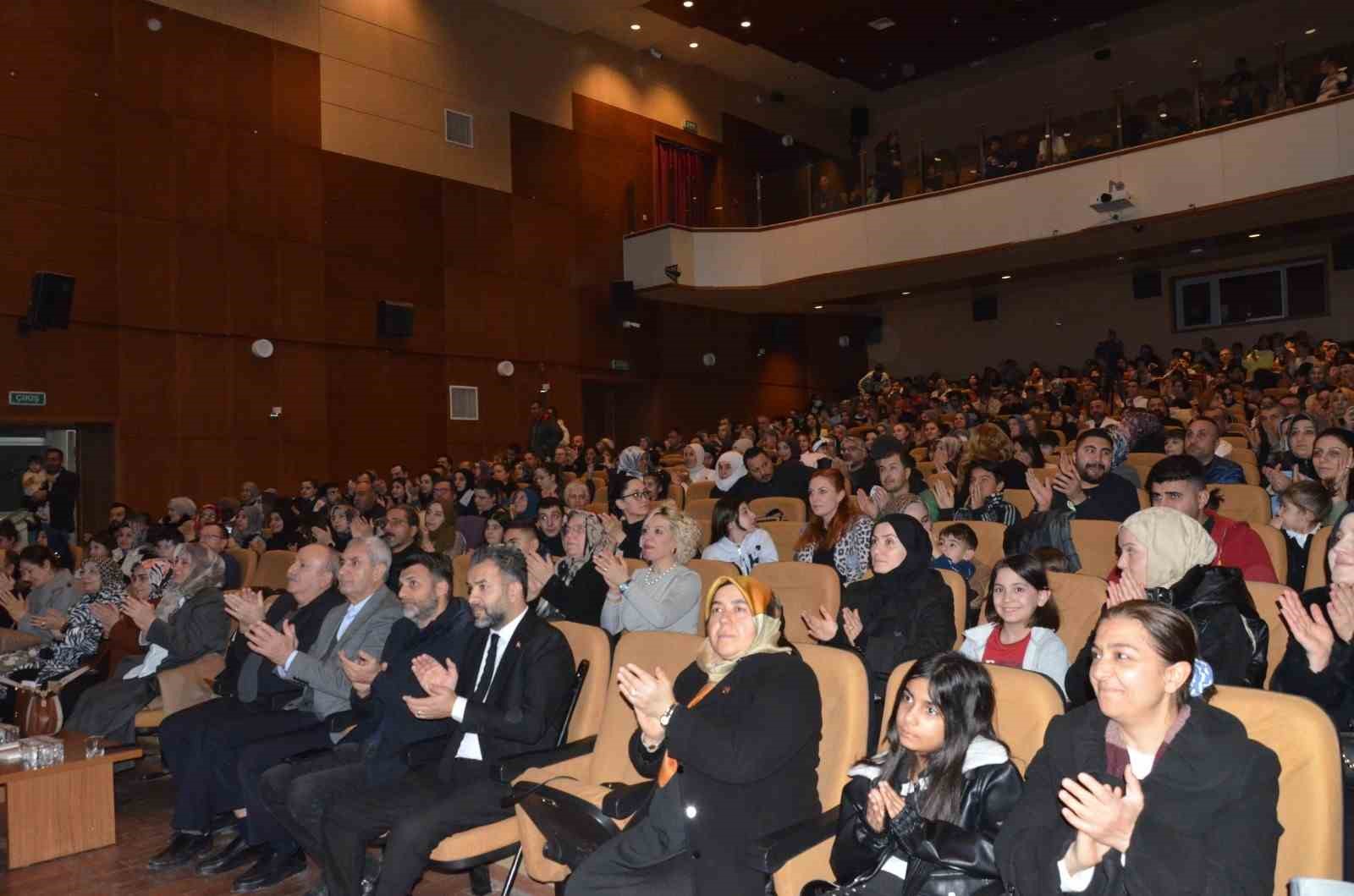 &Ccedil;ocuk Korosu&rsquo;nun "Kutlu Nağmeler" konseri b&uuml;y&uuml;k beğeni topladı
