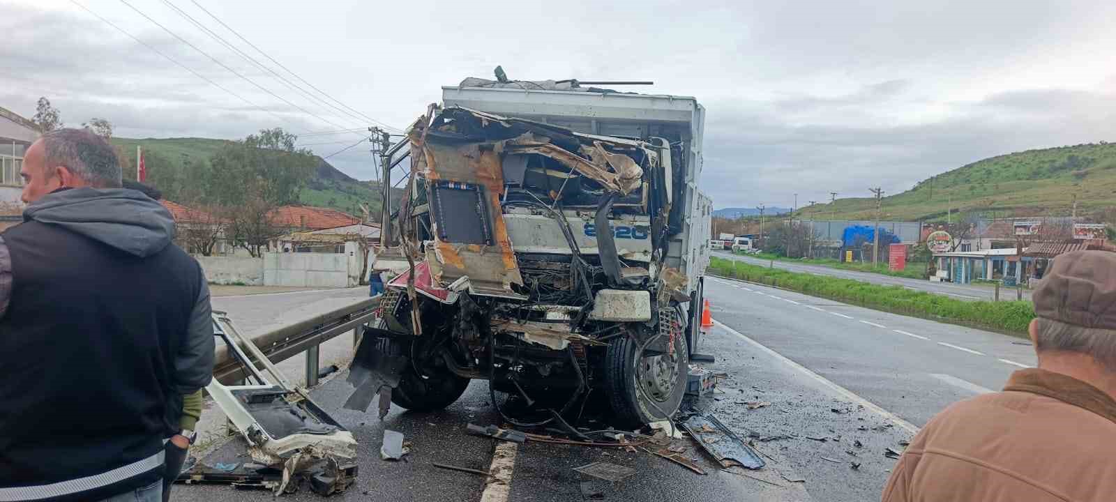 İzmir’de belediye kamyonuna arkadan çarpan sürücü hayatını kaybetti