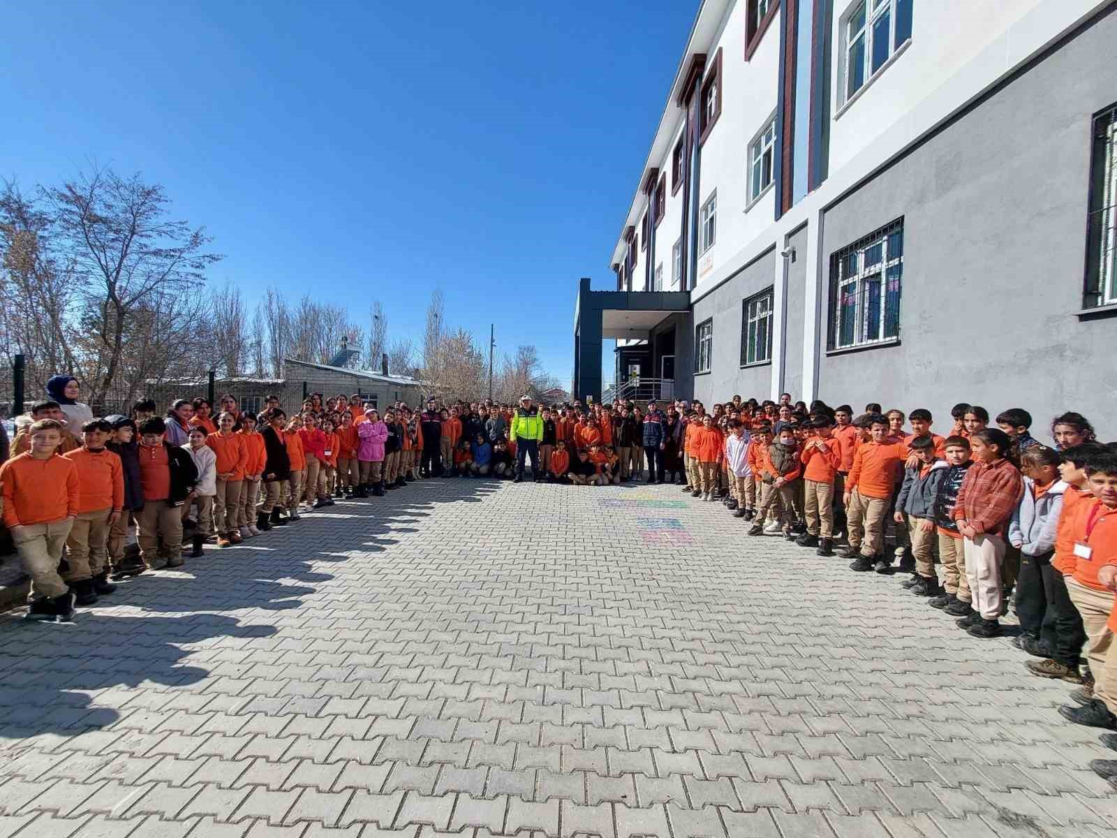 Muş&rsquo;ta &ouml;ğrencilere jandarmadan trafik ve g&uuml;venlik eğitimi
