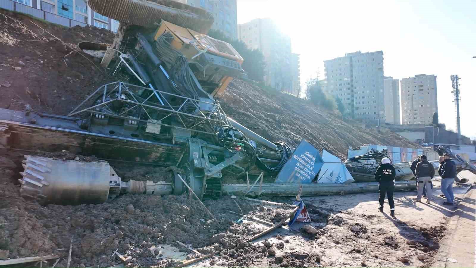 Maltepe&rsquo;de istinat duvarı g&uuml;&ccedil;lendirme &ccedil;alışmasında iş makinesi devrildi
