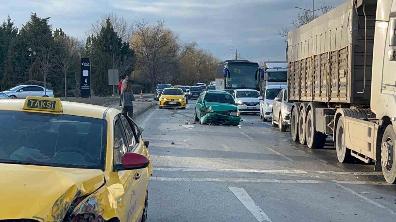 Otomobil ticari taksiye çarptı, 3 kişi yaralandı