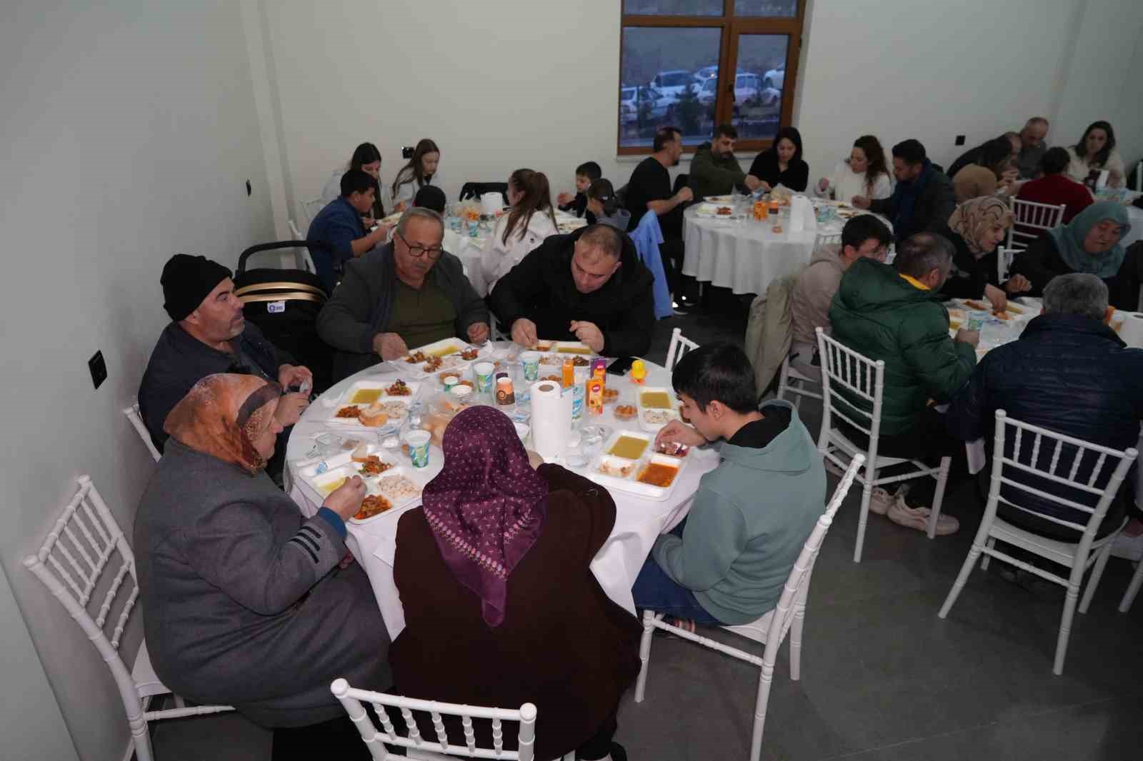 Evlerde yemek pişmiyor, k&ouml;y halkı ortak sofrada iftar yapıyor

