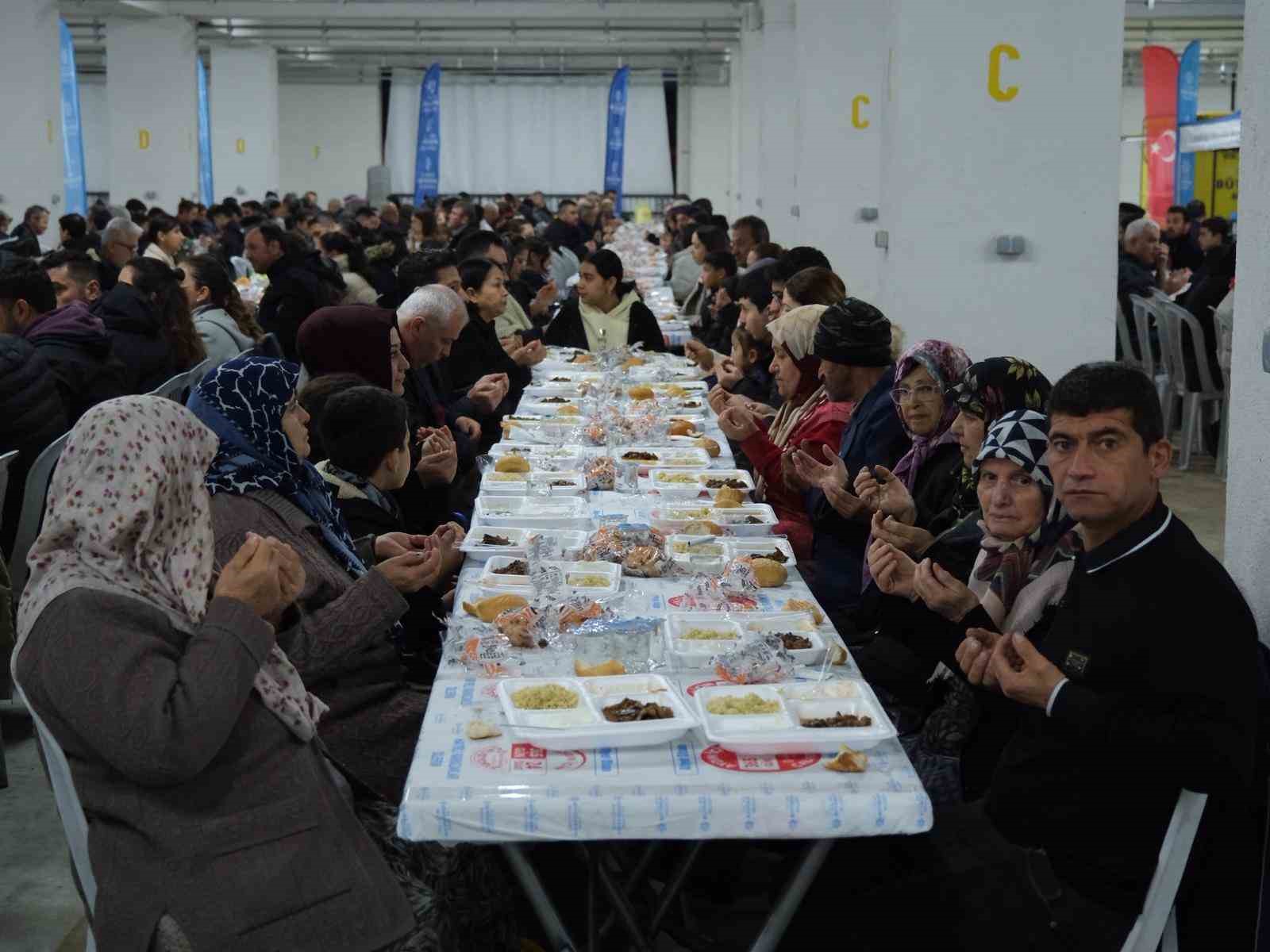 Büyükşehir’in iftar sofrasında oruçlar dualarla açıldı