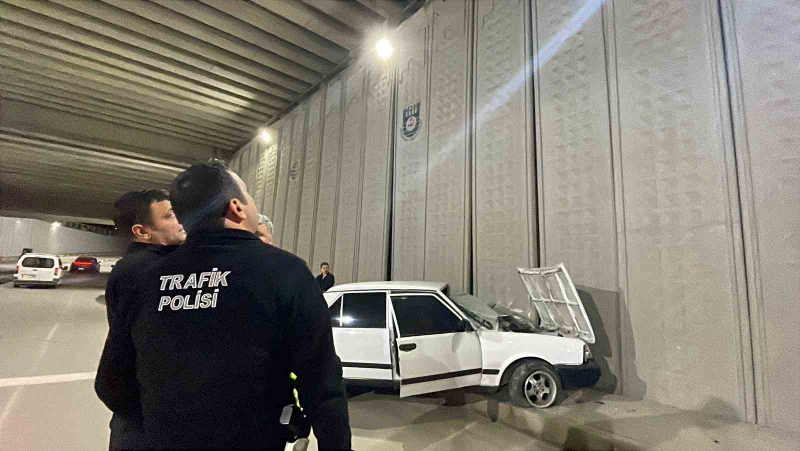 Karaman&rsquo;da kontrolden &ccedil;ıkan otomobil alt ge&ccedil;idin duvarına &ccedil;arptı
