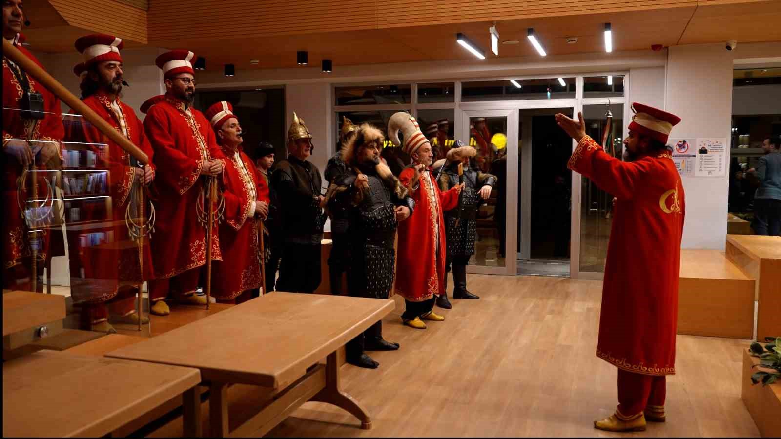 Öğrenciler marşla girdi, mehterle karşılandı