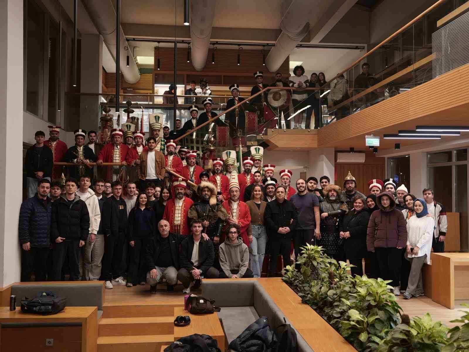 Öğrenciler marşla girdi, mehterle karşılandı