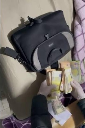 Hatay merkezli 8 ilde ‘Gümrük geçişinde rüşvet’ operasyonunda milyonlarca TL’lik döviz ve silah ele geçirildi