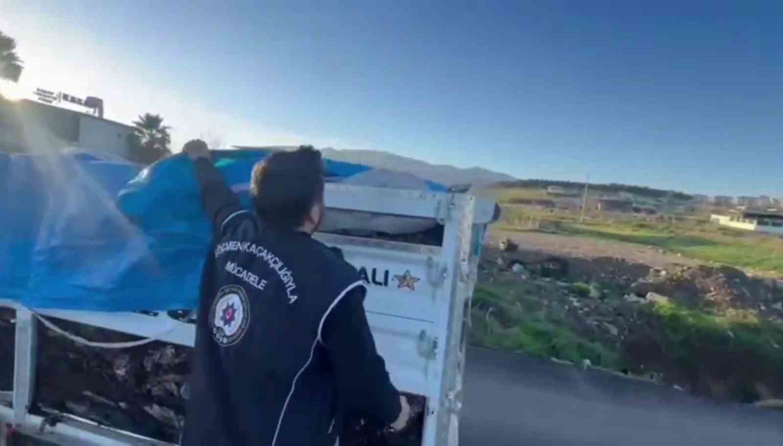 &Uuml;zeri hayvan dışkısıyla kapatılan kamyonetin gizli b&ouml;lmesinden ka&ccedil;ak g&ouml;&ccedil;men &ccedil;ıktı
