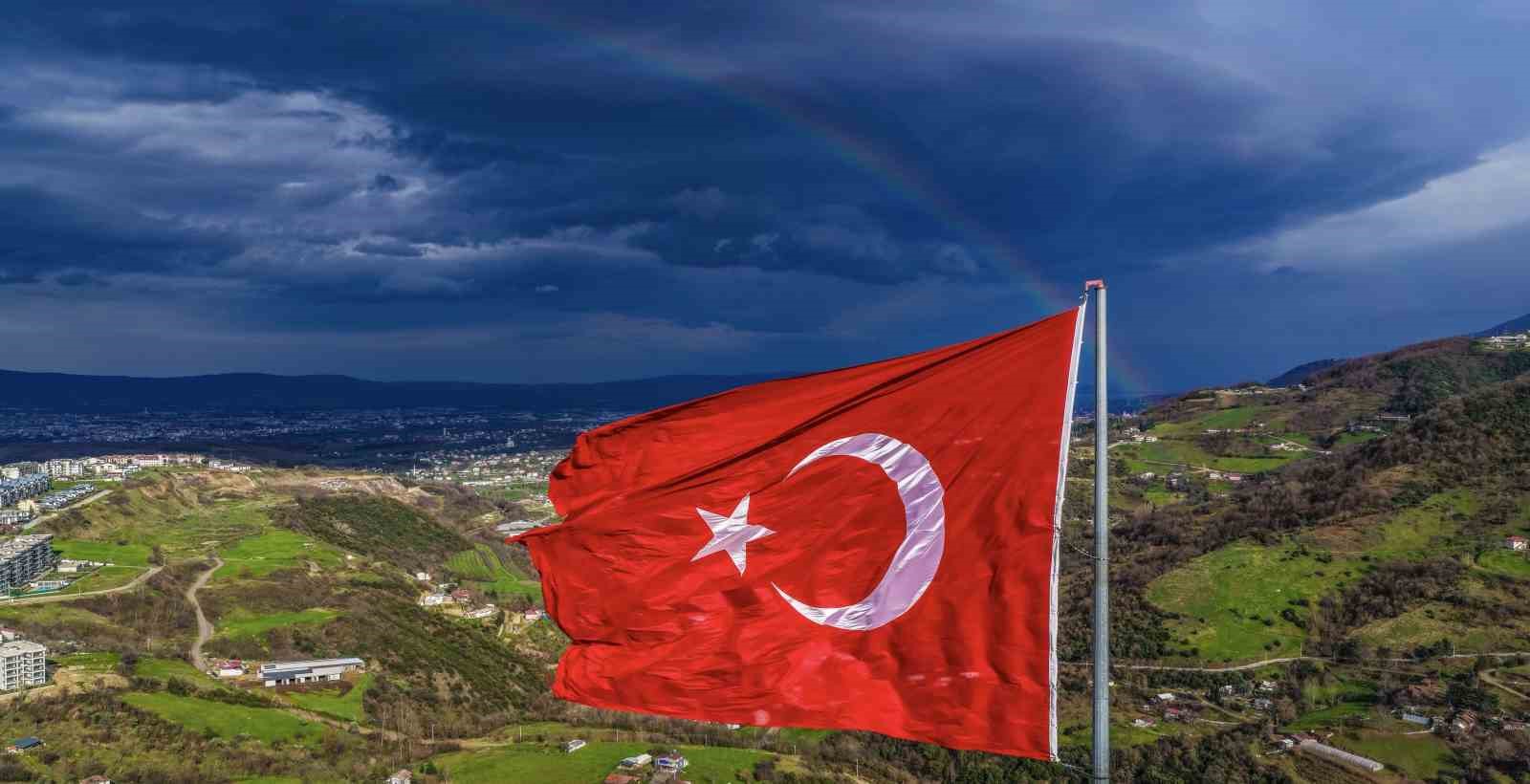 G&ouml;kkuşağı ve T&uuml;rk bayrağı aynı karede buluştu
