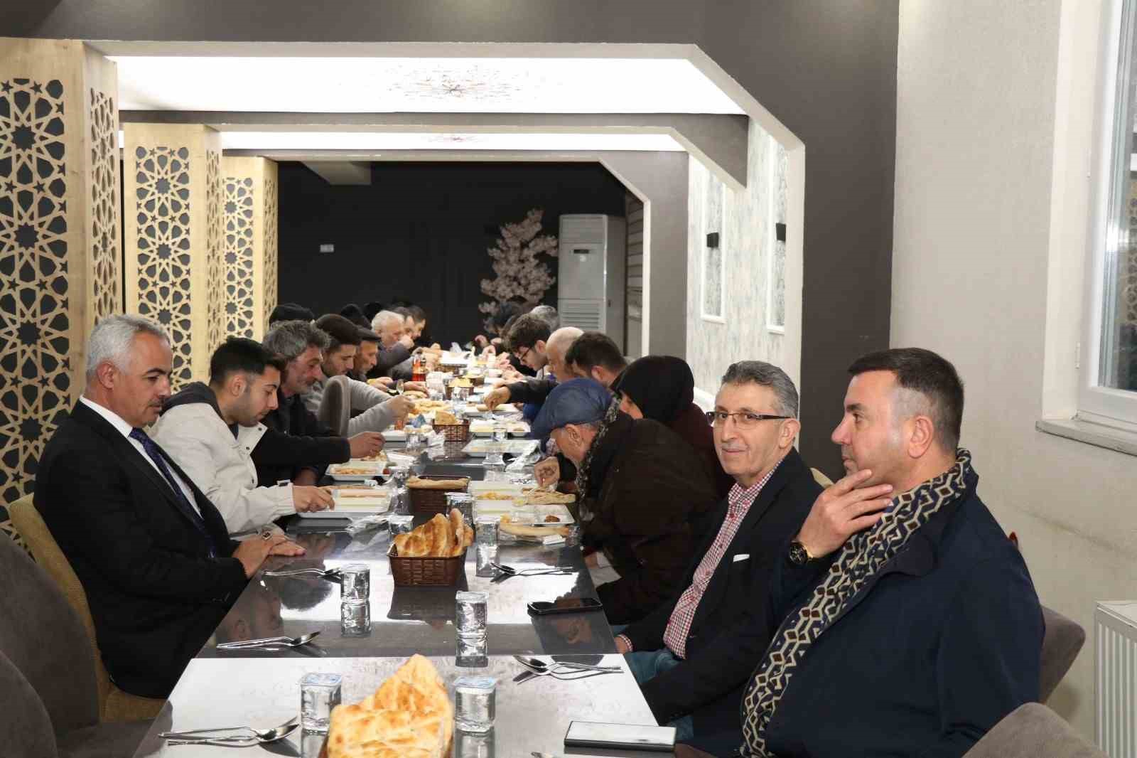 Oltu Belediyesi g&uuml;nl&uuml;k 500 kişiye iftar yemeği veriyor
