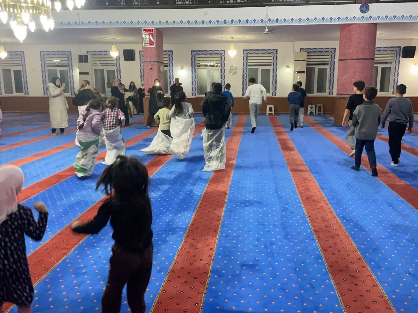 Minik kalpler camide buluştu: Tepebaşı&rsquo;nda maneviyat ve oyun bir arada
