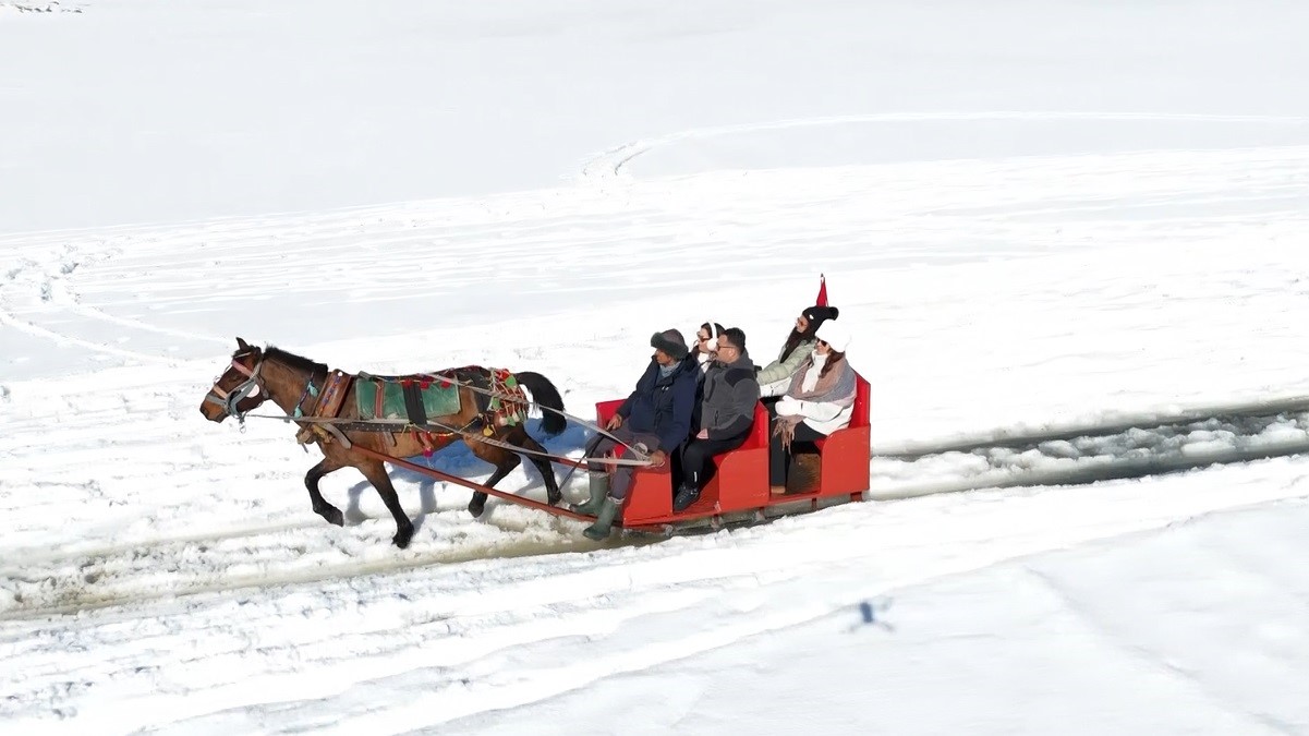 Kars Çıldır Gölü’nde dörtnala atlı kızak safarileri nefes kesiyor