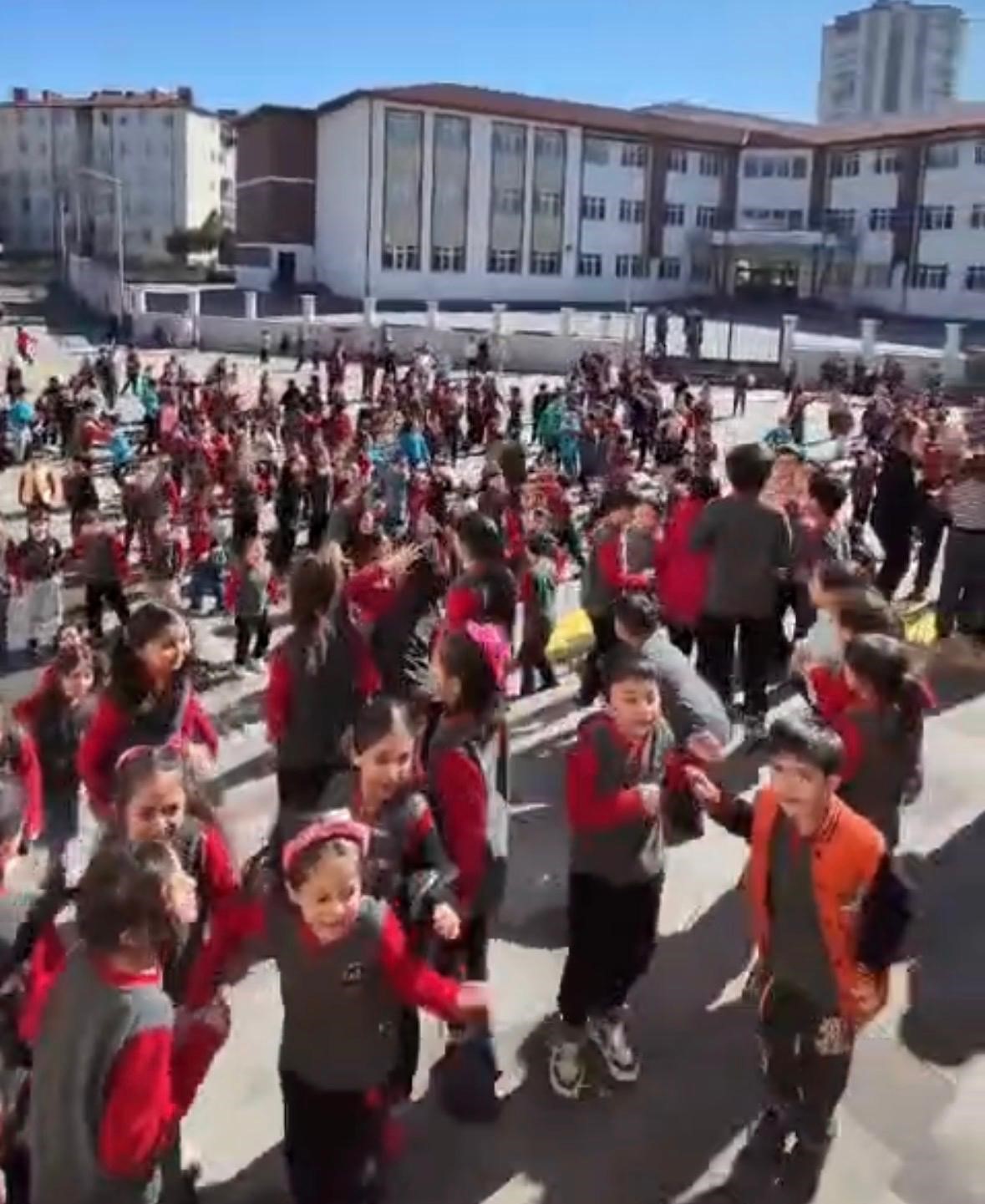 Dalga dalga b&uuml;y&uuml;yen ilahi furyasına Kayseri de katıldı
