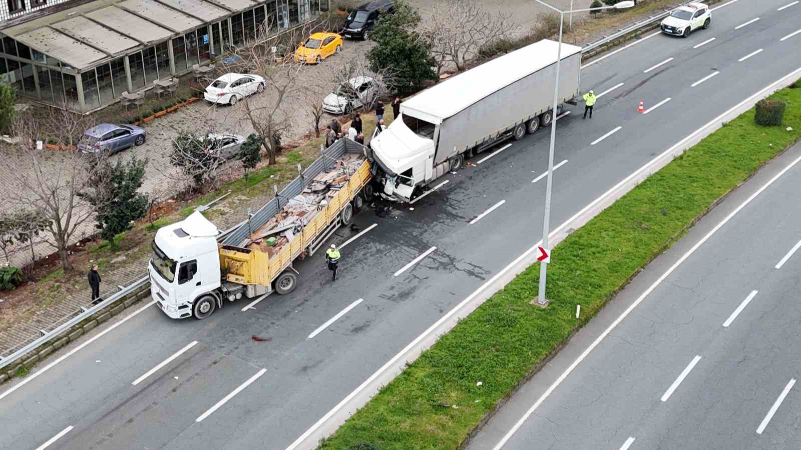 Rize&rsquo;de arıza yaptığı i&ccedil;in park halinde olan tıra başka bir tır &ccedil;arptı: 1&rsquo;i ağır 4 yaralı
