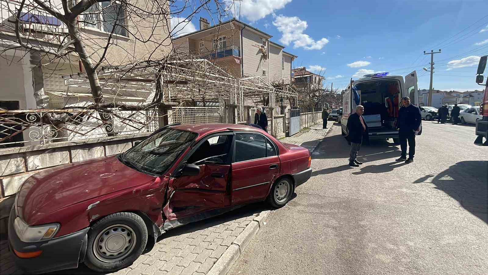 Karaman&rsquo;da iki otomobil &ccedil;arpıştı: 3 yaralı
