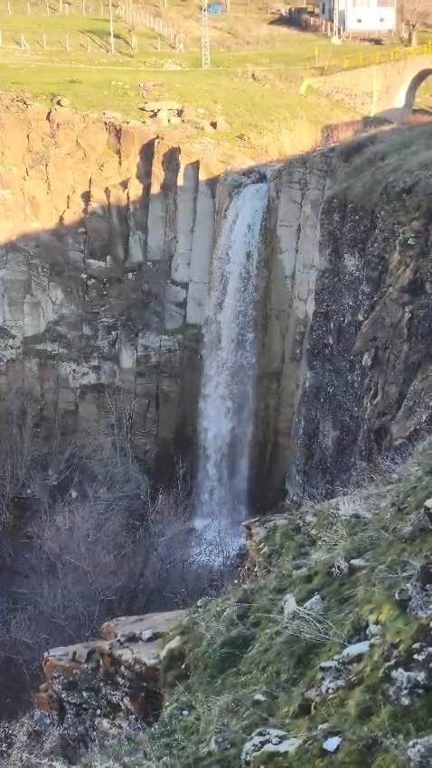 Elazığ&rsquo;da 40 metre y&uuml;kseklikten d&ouml;k&uuml;len şelale keşfedilmeyi bekliyor
