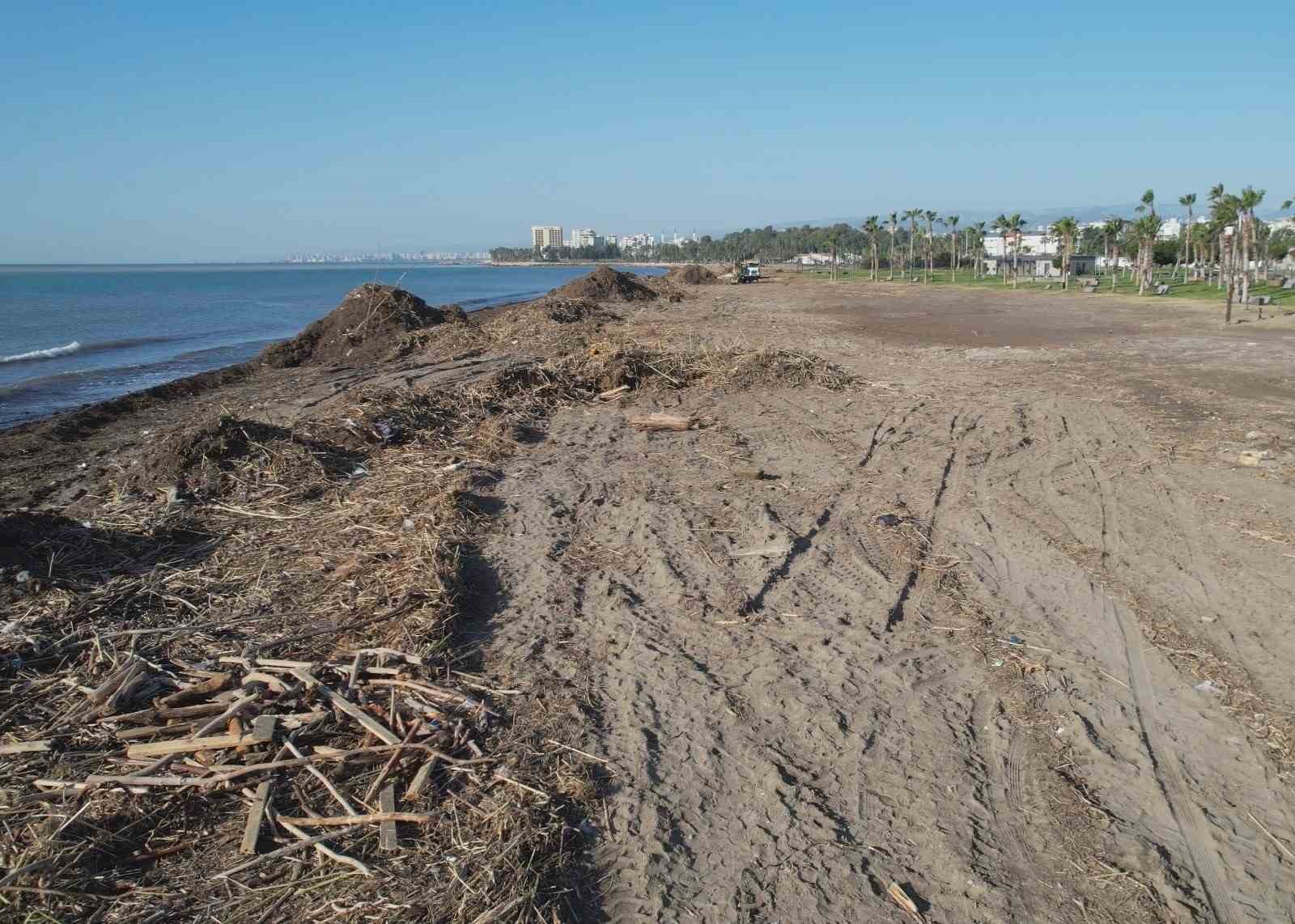 Mersin sahillerinde selin denize taşıdığı balçıklar temizleniyor
