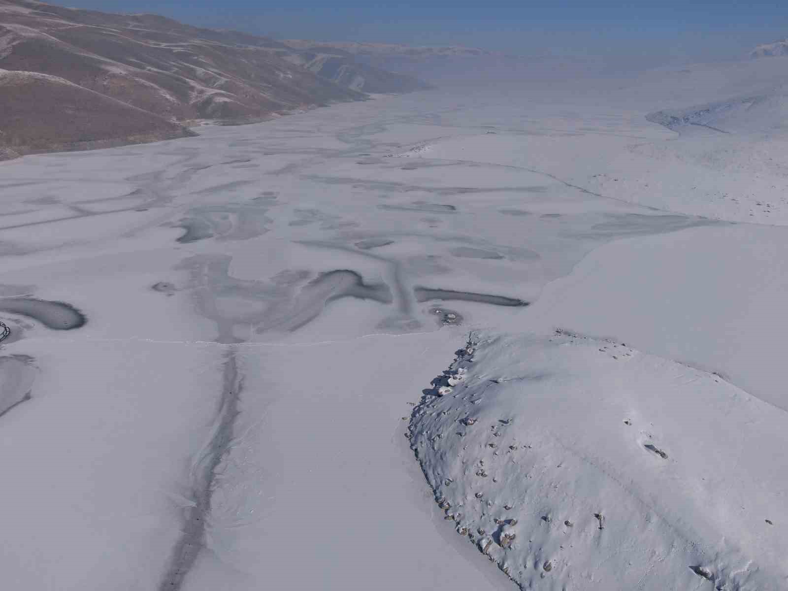 Van’da Sibirya soğukları: Dev barajlar buz tuttu
