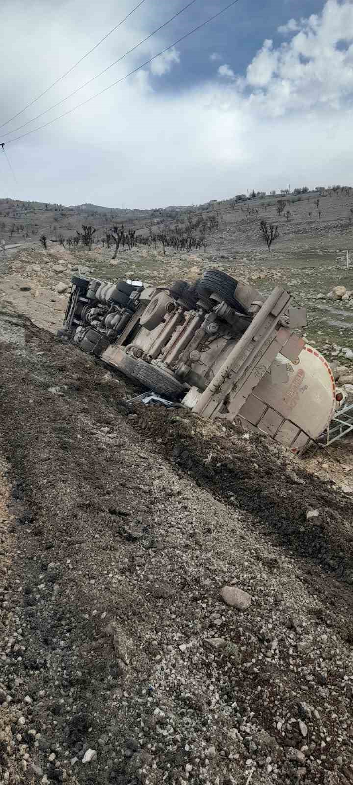 Şırnak&rsquo;ta atık su tankeri devrildi, s&uuml;r&uuml;c&uuml; yaralandı
