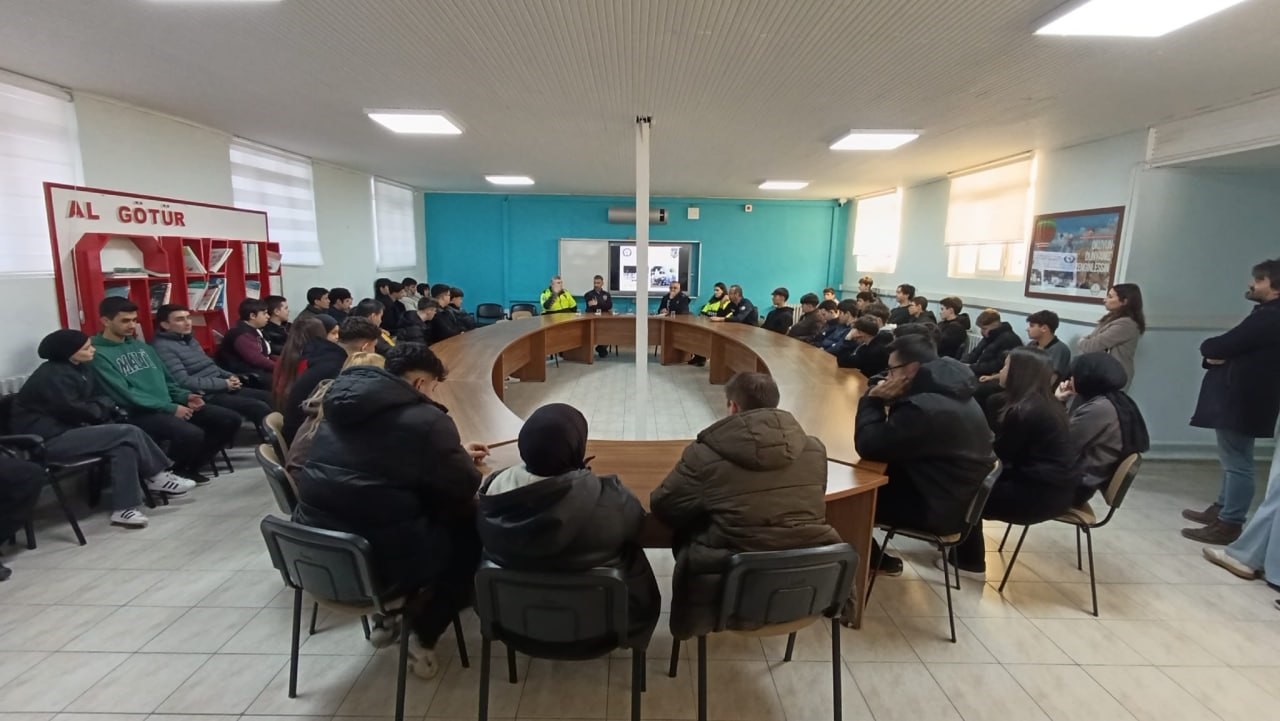 Karasu&rsquo;da lise &ouml;ğrencilerine polislik mesleği anlatıldı
