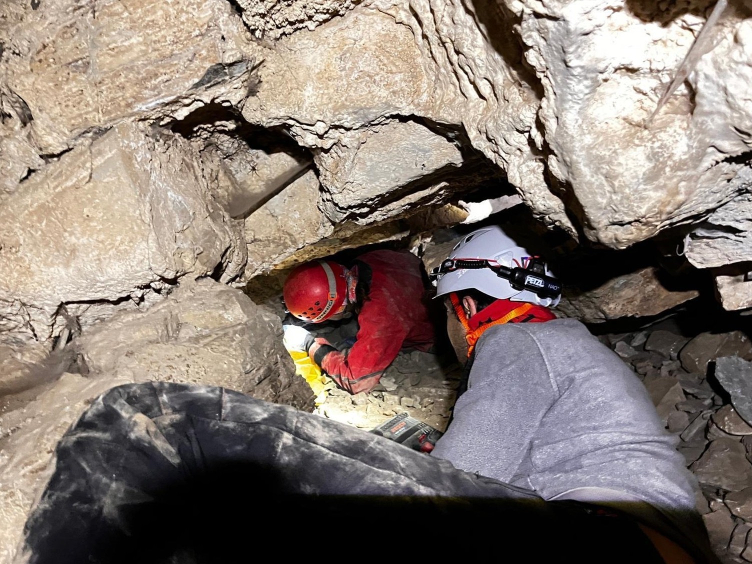 Sel&ccedil;uk&rsquo;ta mağarada 9 saatlik kurtarma seferberliği
