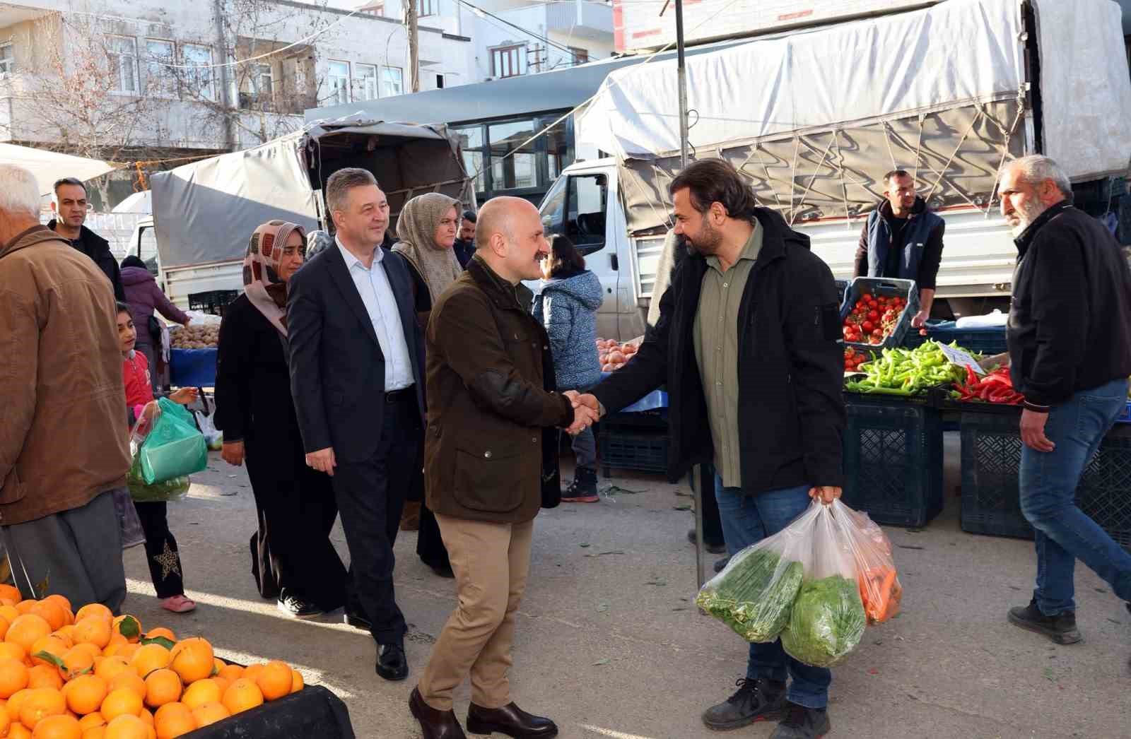 Vali Osman Varol semt pazarında vatandaş ve pazarcılarla buluştu