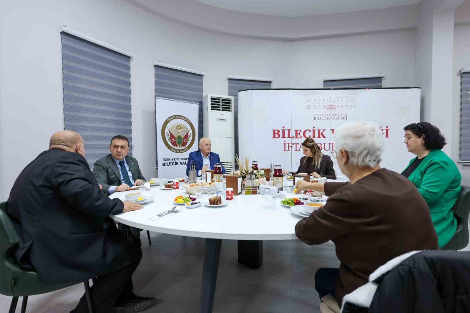 Vali S&ouml;zer muhtarlarla iftarda buluştu
